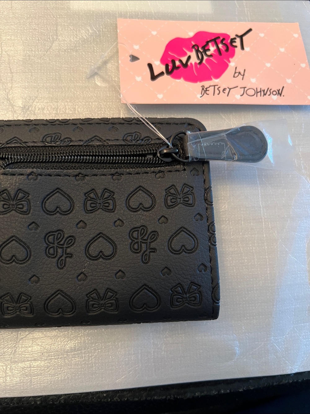 Luv Betsey by Betsey Johnson NWT Black Embossed Heart & Bow Women's Wallet. - Picture 2 of 7